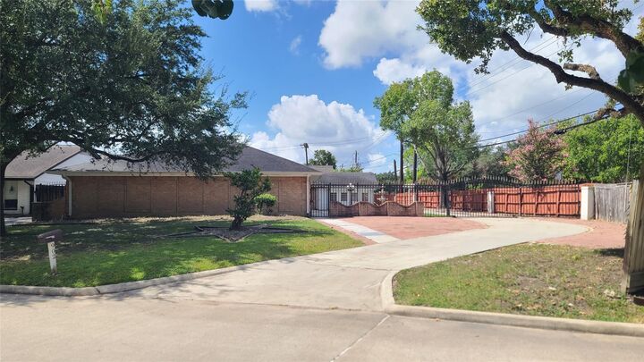 Property Photo:  902 Ashford Parkway  TX 77077 