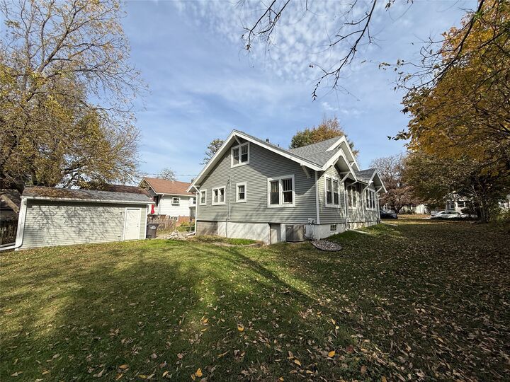 Property Photo: 1424 42nd Street IA 50311