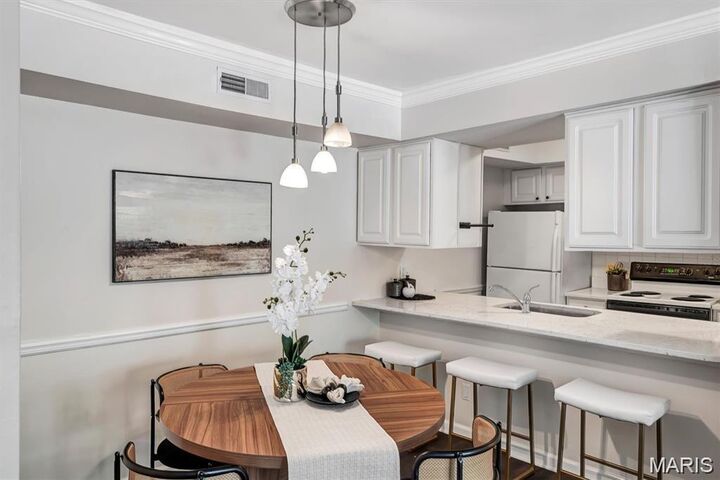 Property Photo: 425 S Geyer Road H MO 63122