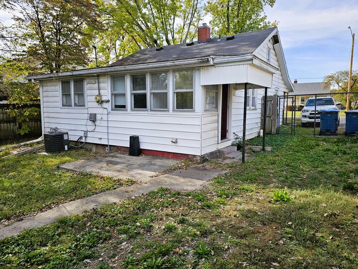 Property Photo:  810 S 25th Street  IL 62864 