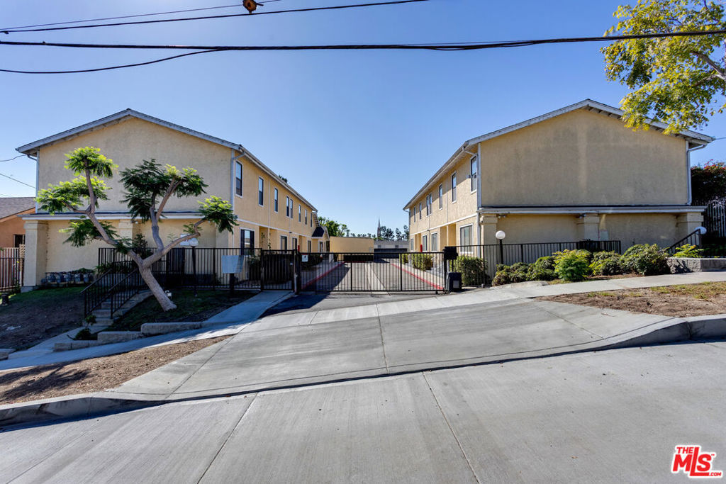 Property Photo: 578 Stepney Street CA 90302