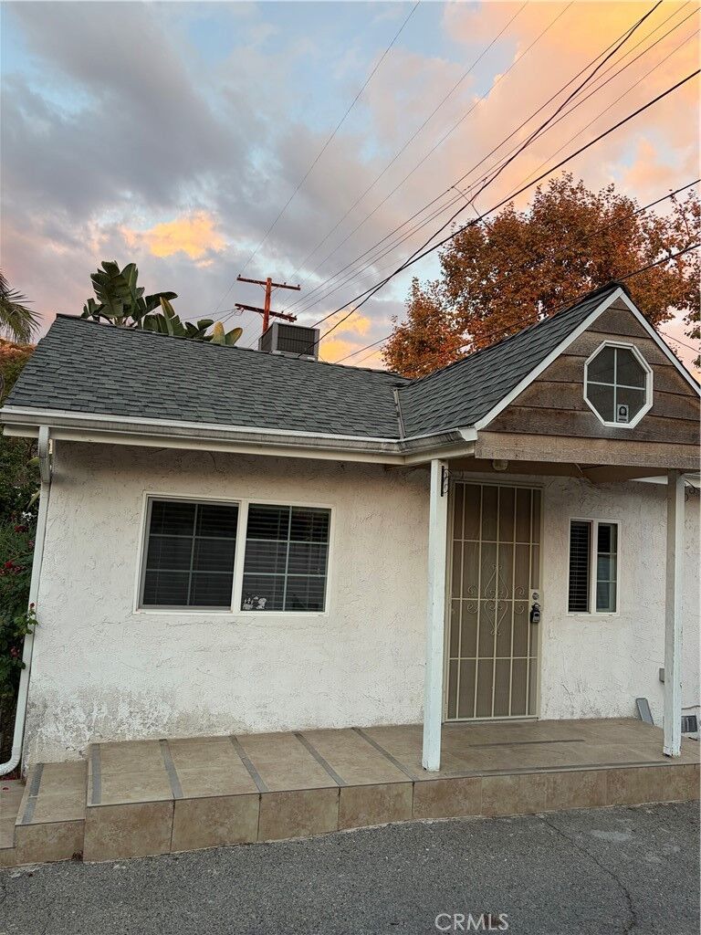 Property Photo: 1038 1/2 E Magnolia CA 91501
