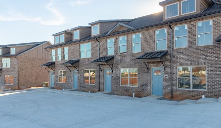 Property Photo: 1000 Henry Place Blvd 506 TN 37042