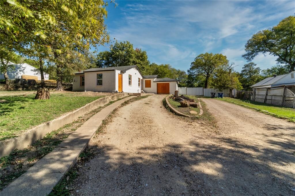 Property Photo: 5130 Patonia Avenue TX 75241