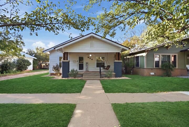 Property Photo: 906 W 7th Street TX 76437