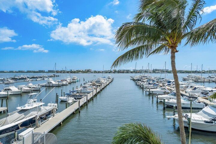 Property Photo: 806 E Windward Way 301 FL 33462