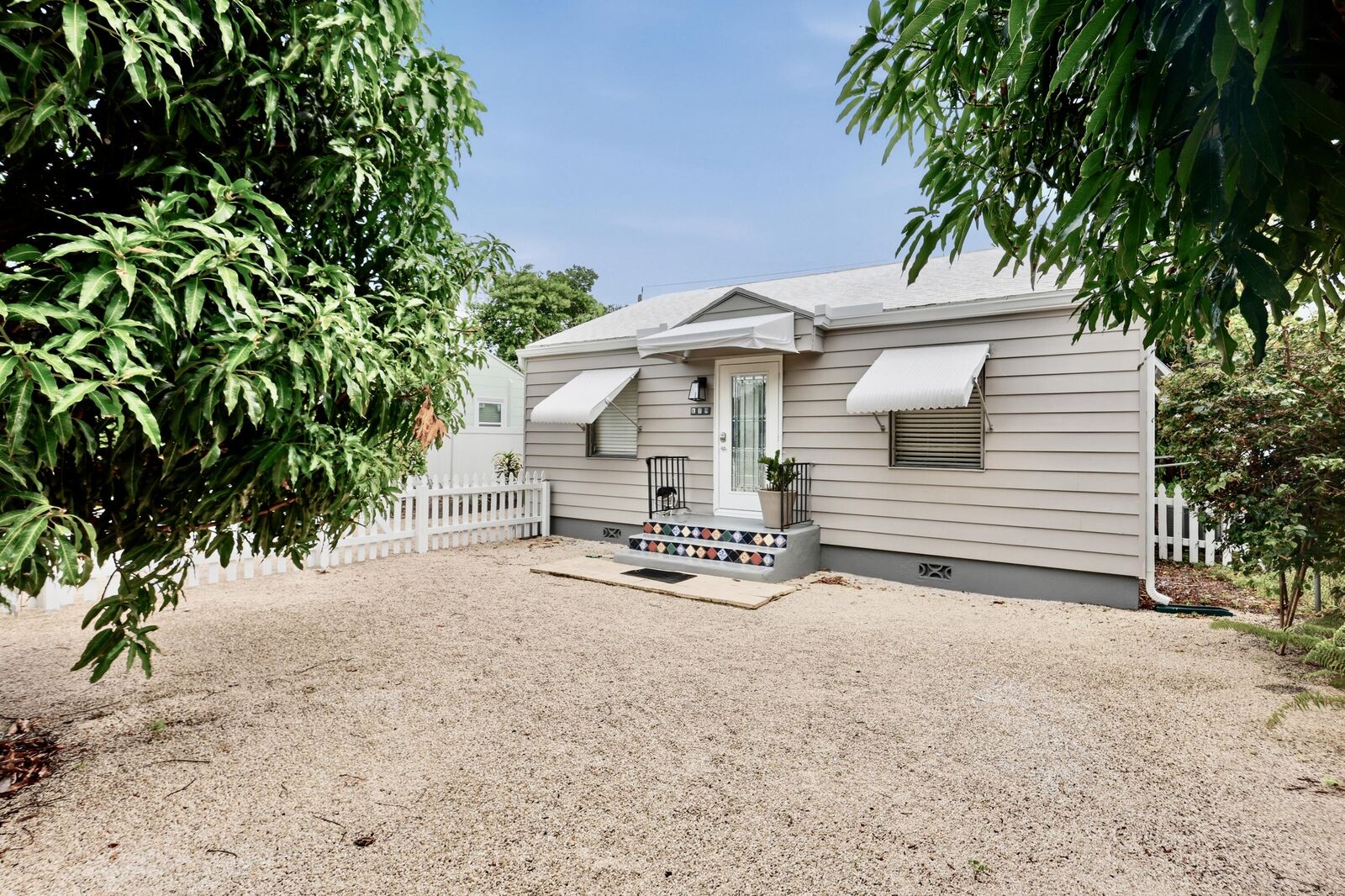 Property Photo:  629 SE 4th Avenue Front  FL 33483 