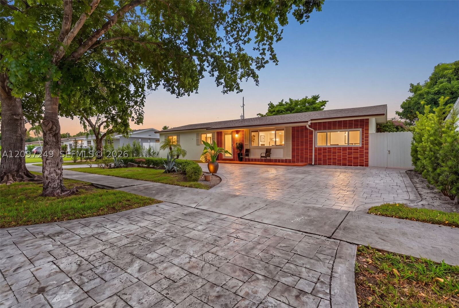 Property Photo: 2700 SW 96th Ave FL 33165