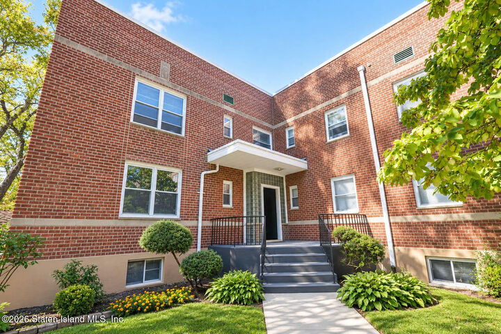 Property Photo:  525 Castleton Avenue 2A  NY 10301 