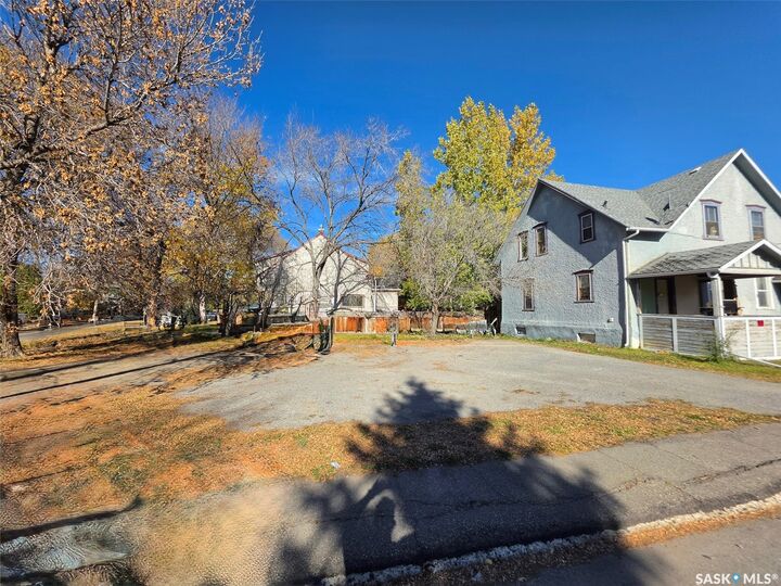 Property Photo:  722 17th Avenue  SK S4N 0Z4 