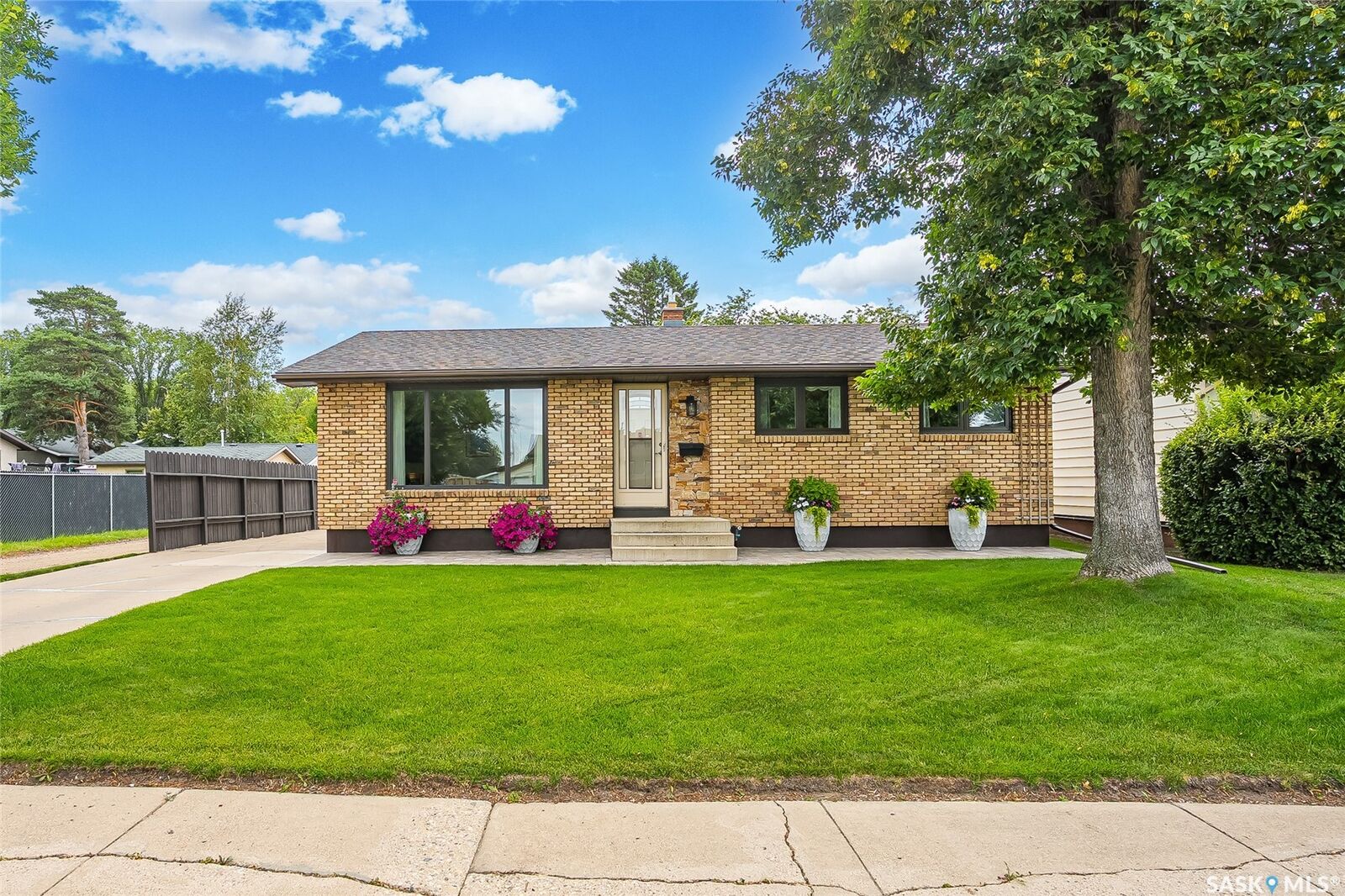 Property Photo:  102 Bence Crescent  SK S7L 4J1 