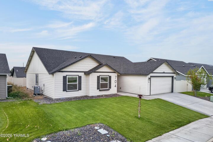 Property Photo:  704 Regina Pl  WA 98930 