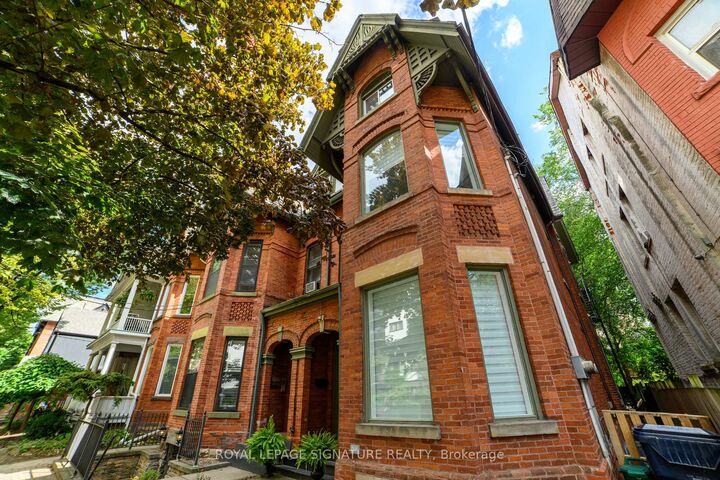 Property Photo:  103 Gloucester Street Main  ON M4Y 1M2 