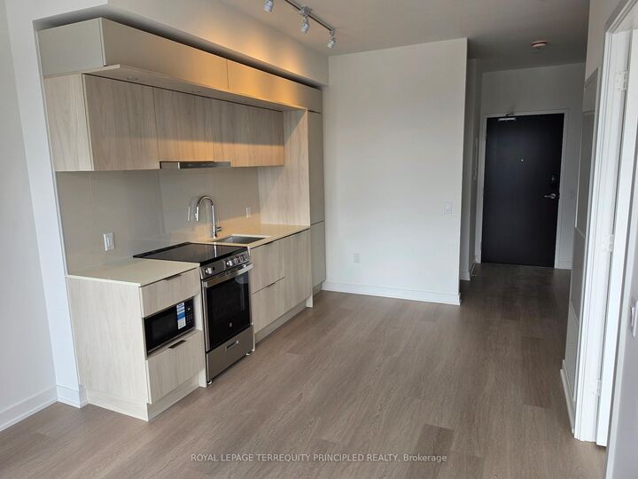 Property Photo:  448 Burnhamthorpe Road W 517  ON L5B 0R4 
