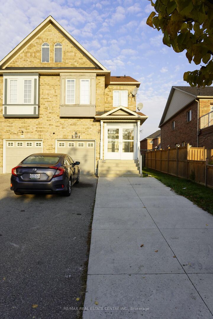 Property Photo:  858 Bethany Crescent  ON L5V 3B9 