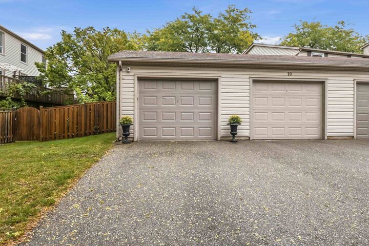 Property Photo:  109 McMaster Drive E  ON N6K 1J3 