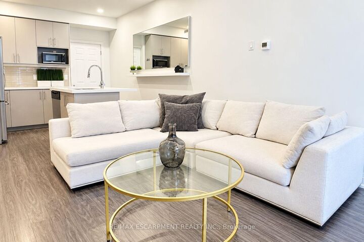 Property Photo:  39 Robinson Street N 10  ON L3M 3C8 