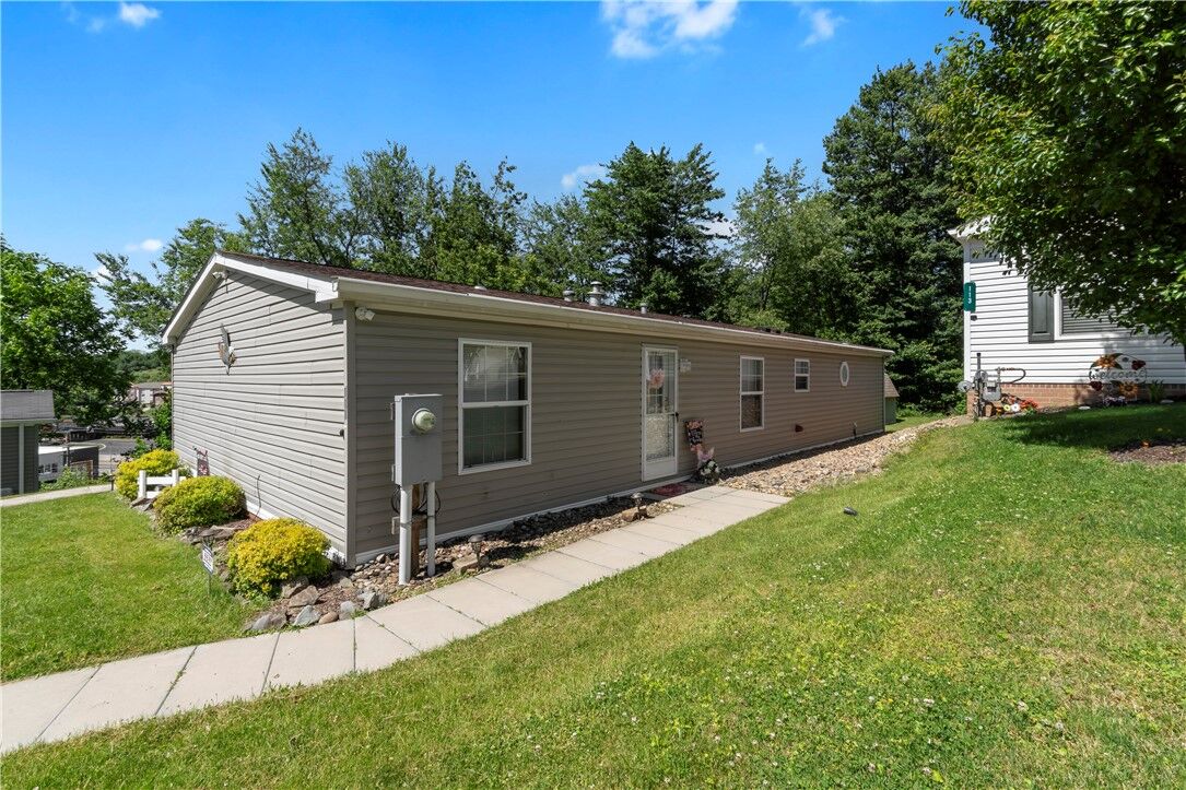 Property Photo: 111 Pembrooke Dr PA 15626