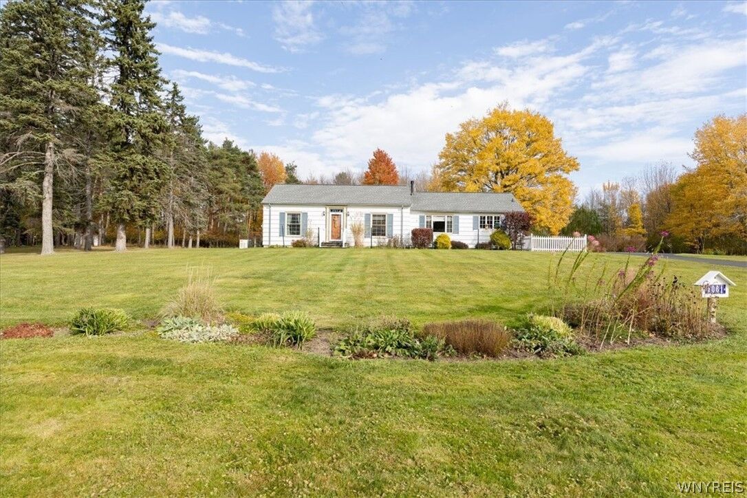 Property Photo: 1061 N Davis Road NY 14052