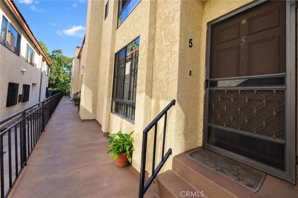 Property Photo: 626 S 6th Street 5 CA 91801