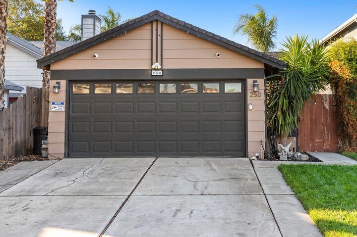 Property Photo: 250 Hawthorne Drive CA 95376