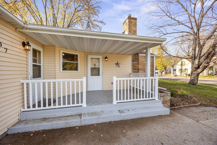 Property Photo:  207 1st Avenue N  MN 55354 