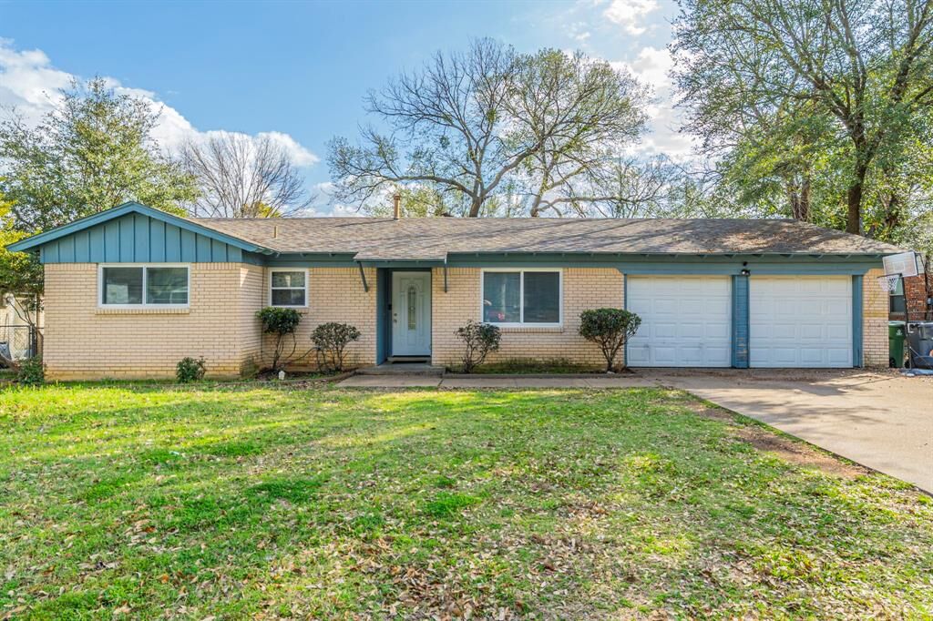 Property Photo: 504 Lynda Lane TX 76010