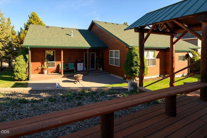 Property Photo: 3560 SW Hillcrest Court OR 97756