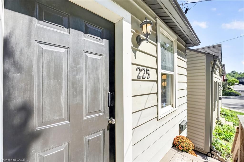 Property Photo:  225 Charlton Avenue E  ON L8N 1Z2 