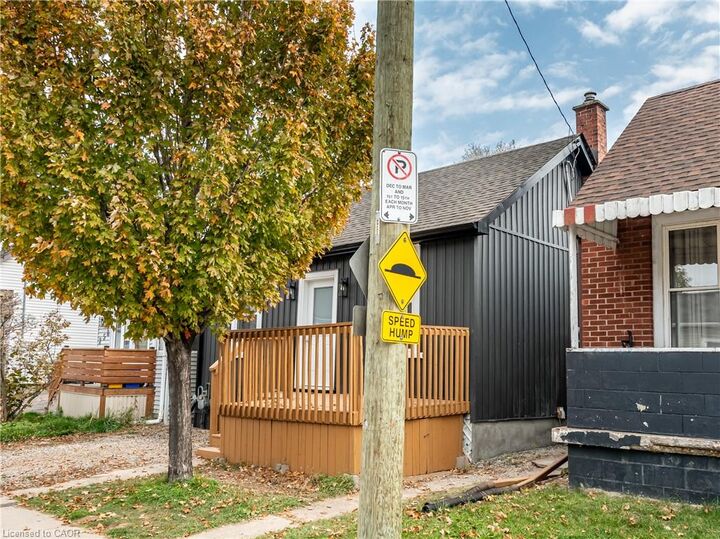 Property Photo:  256 Rosslyn Avenue N  ON L8L 7R1 