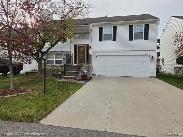 Property Photo:  1970 W Williams Circle  MI 48186 