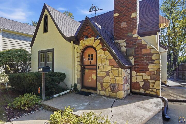 Property Photo:  1340 SW Campbell Ave  KS 66604 