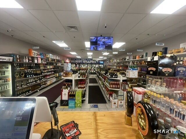 Property Photo:  600 N Colony Road 5  CT 06492 
