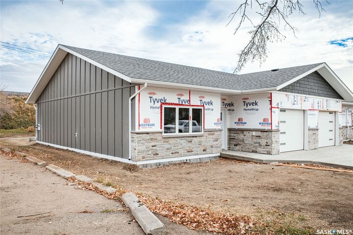 Property Photo:  129 3rd Avenue NE 7  SK S6H 8A9 