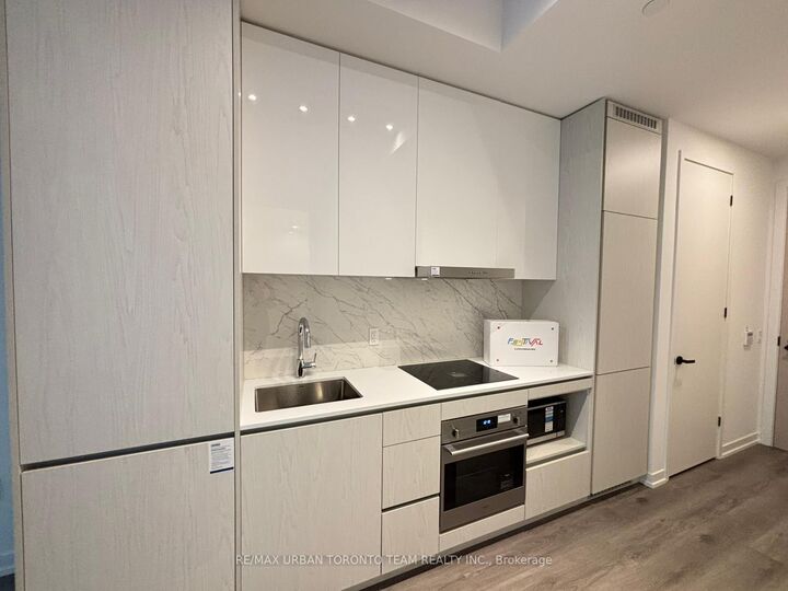 Property Photo: 28 Interchange Way 3115 ON L4K 0P8