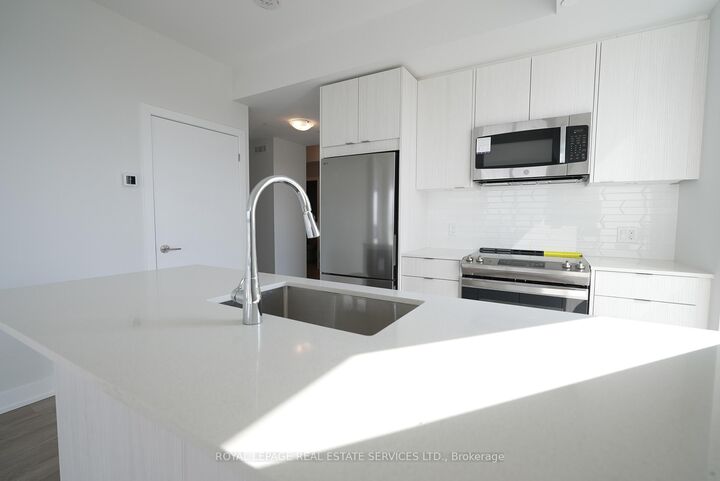 Property Photo: 4130 Parkside Village Drive 3401 ON L5B 0L7