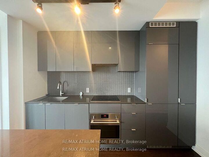 Property Photo: 7 Grenville Street 4101 ON M4Y 0E9