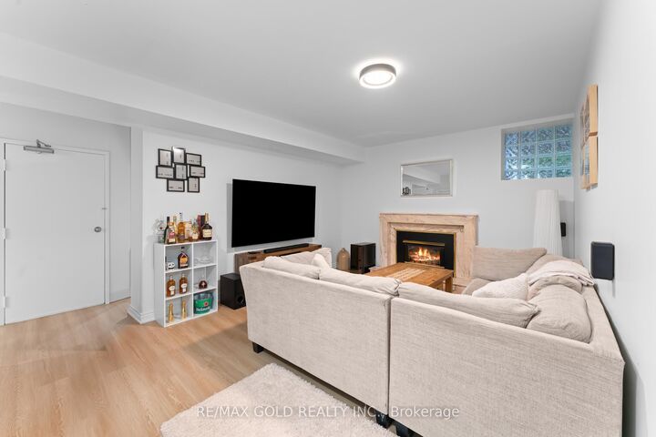 Property Photo:  20 Garden Avenue  ON L4C 6L9 