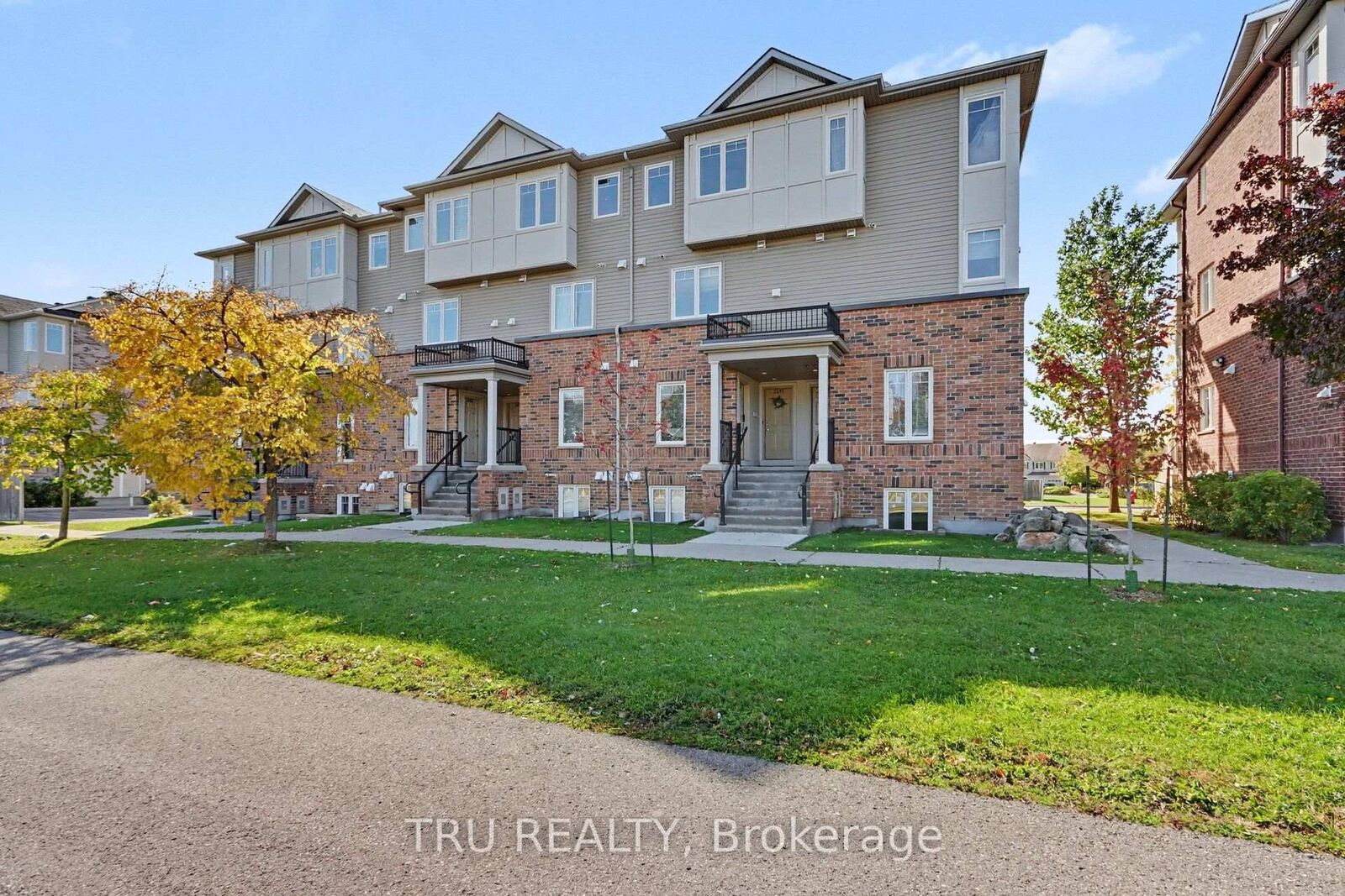Property Photo: 2595 Longfields Drive 27 ON K2J 2L7