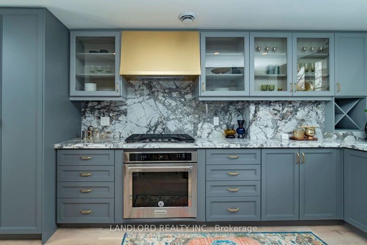 Property Photo:  121 Sorauren Avenue 2  ON M6R 2E3 