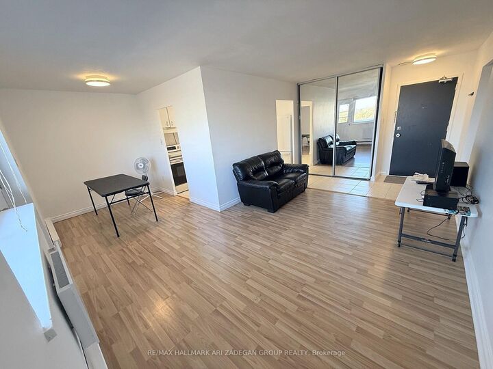 Property Photo: 1660 Bloor Street 507 ON L4X 1R9