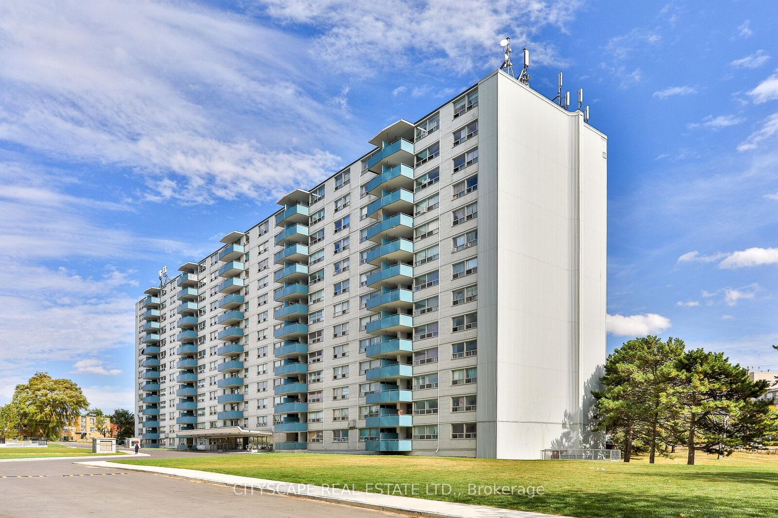 Property Photo:  1440 Lawrence Avenue W 817  ON M6L 1B2 