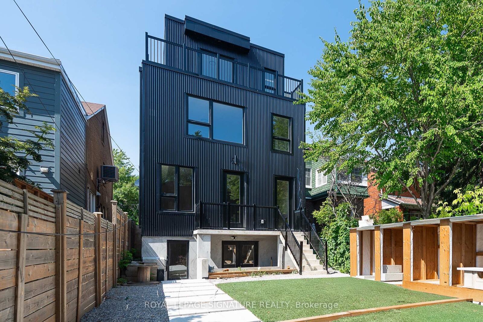 Property Photo:  7 Earnscliffe Road 1  ON M6E 1J4 
