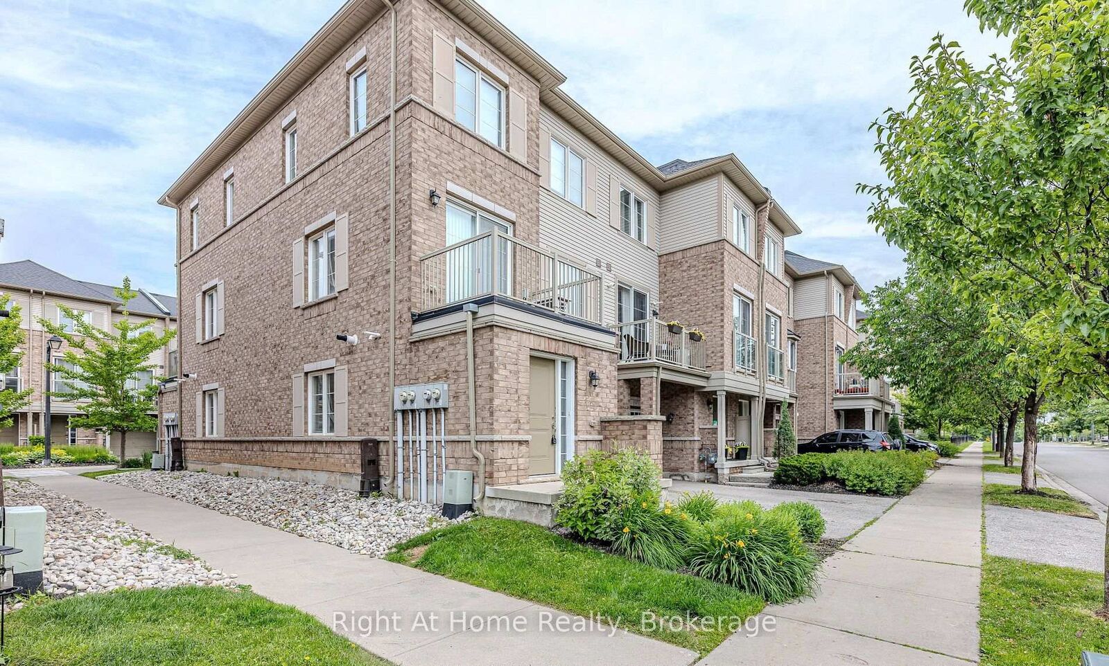 Property Photo:  165 Hampshire Way 146  ON L9T 8M7 
