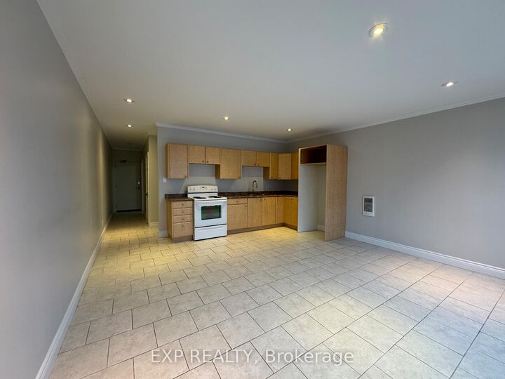 Property Photo:  258 Lakeshore Road E 203  ON L5G 1G9 