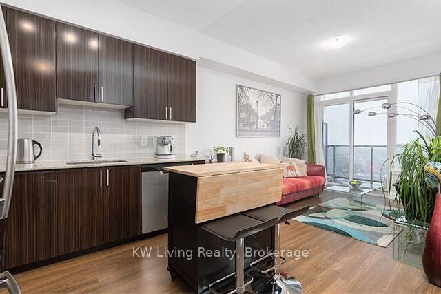 Property Photo:  7161 Yonge Street 517  ON L3T 0C8 
