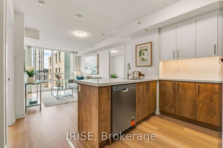 Property Photo:  5740 Yonge Street 1006  ON M2M 0B1 