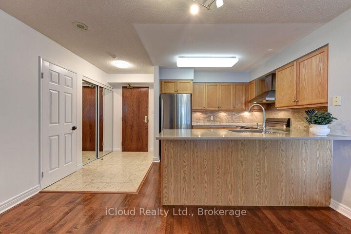 Property Photo:  156 Enfield Place 1902  ON L5B 4L8 