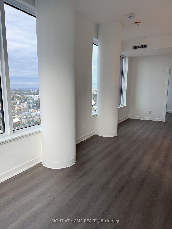 Property Photo:  8 Wellesley Street W Lp08  ON M4Y 0J5 