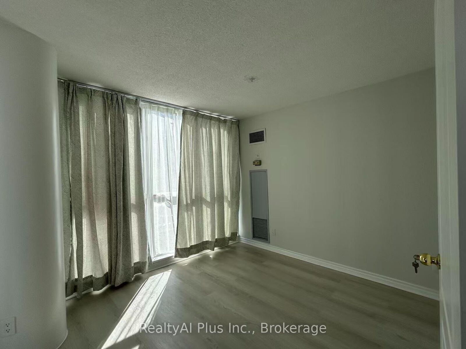 Property Photo: 736 Bay Street 2210 ON M5G 2M4